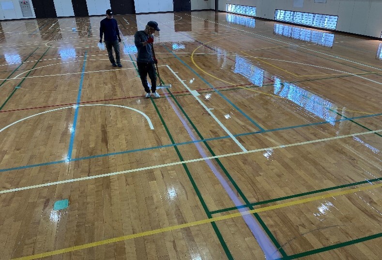 写真：体育館ウレタン施工作業