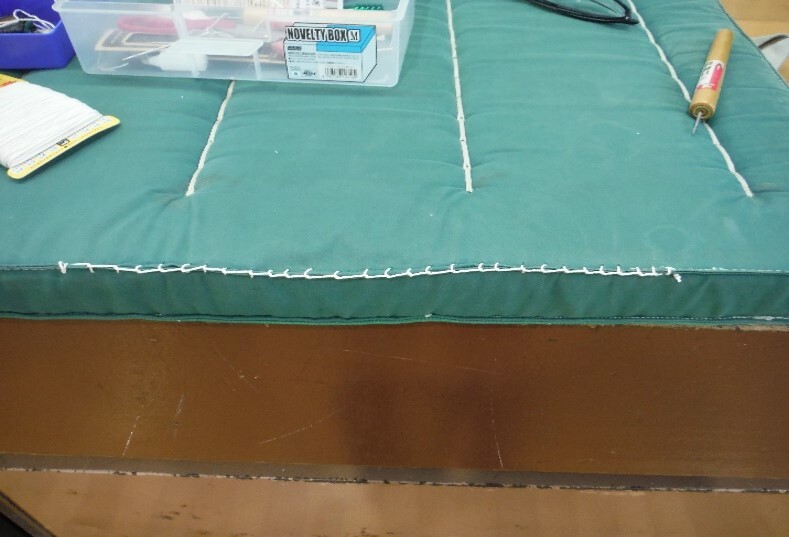 写真：体育マット補修作業