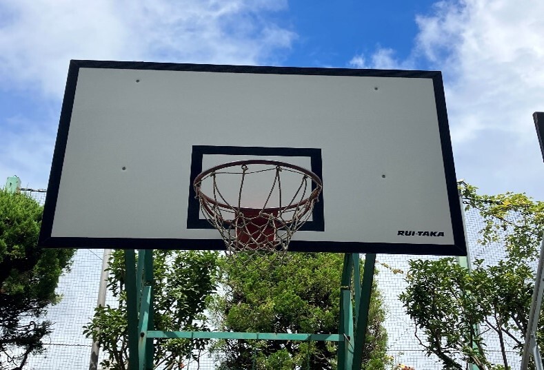 写真：バスケ板交換作業