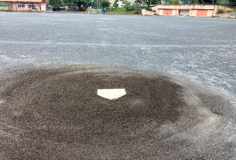 写真：ホームベース入れ替え作業