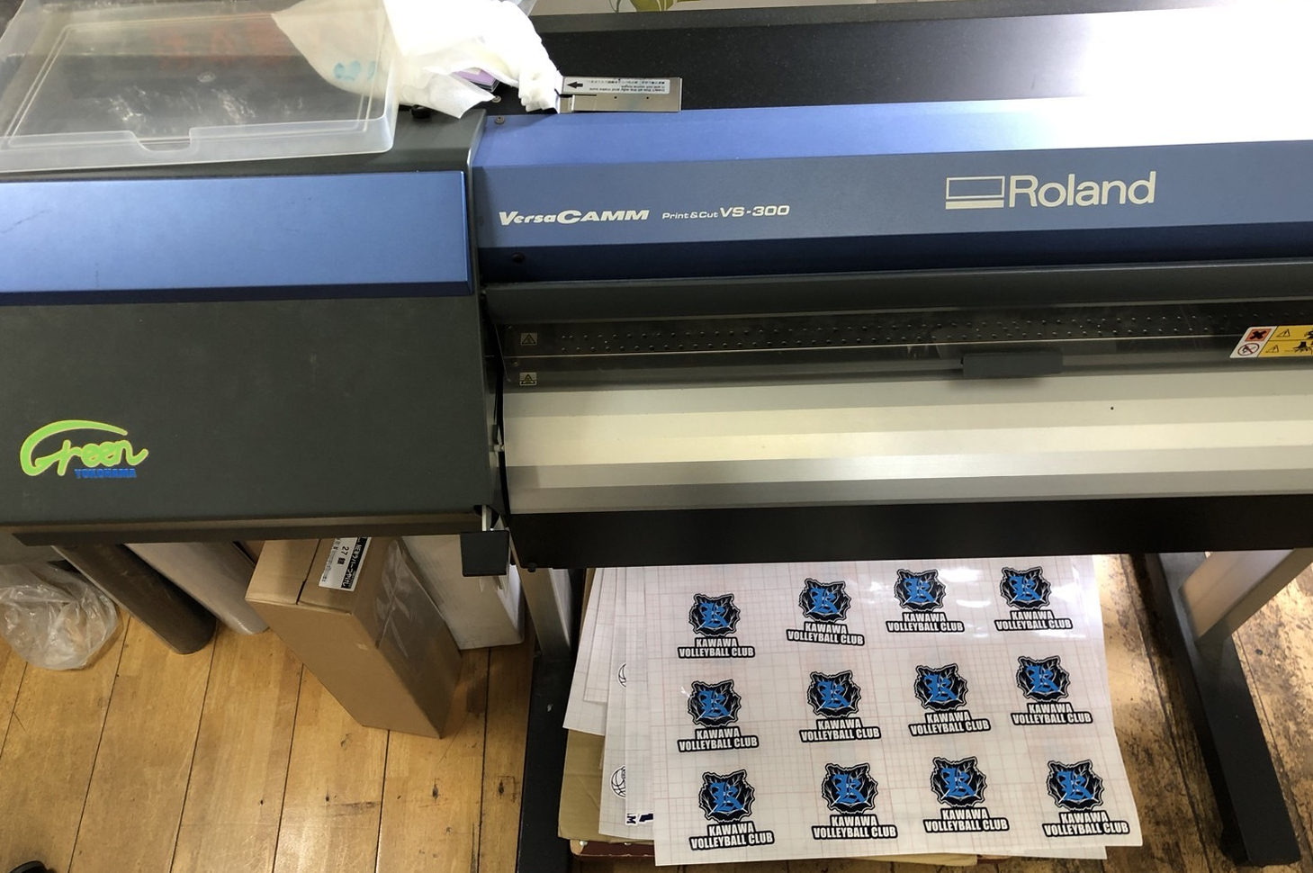 写真：オリジナルステッカーを加工する機械